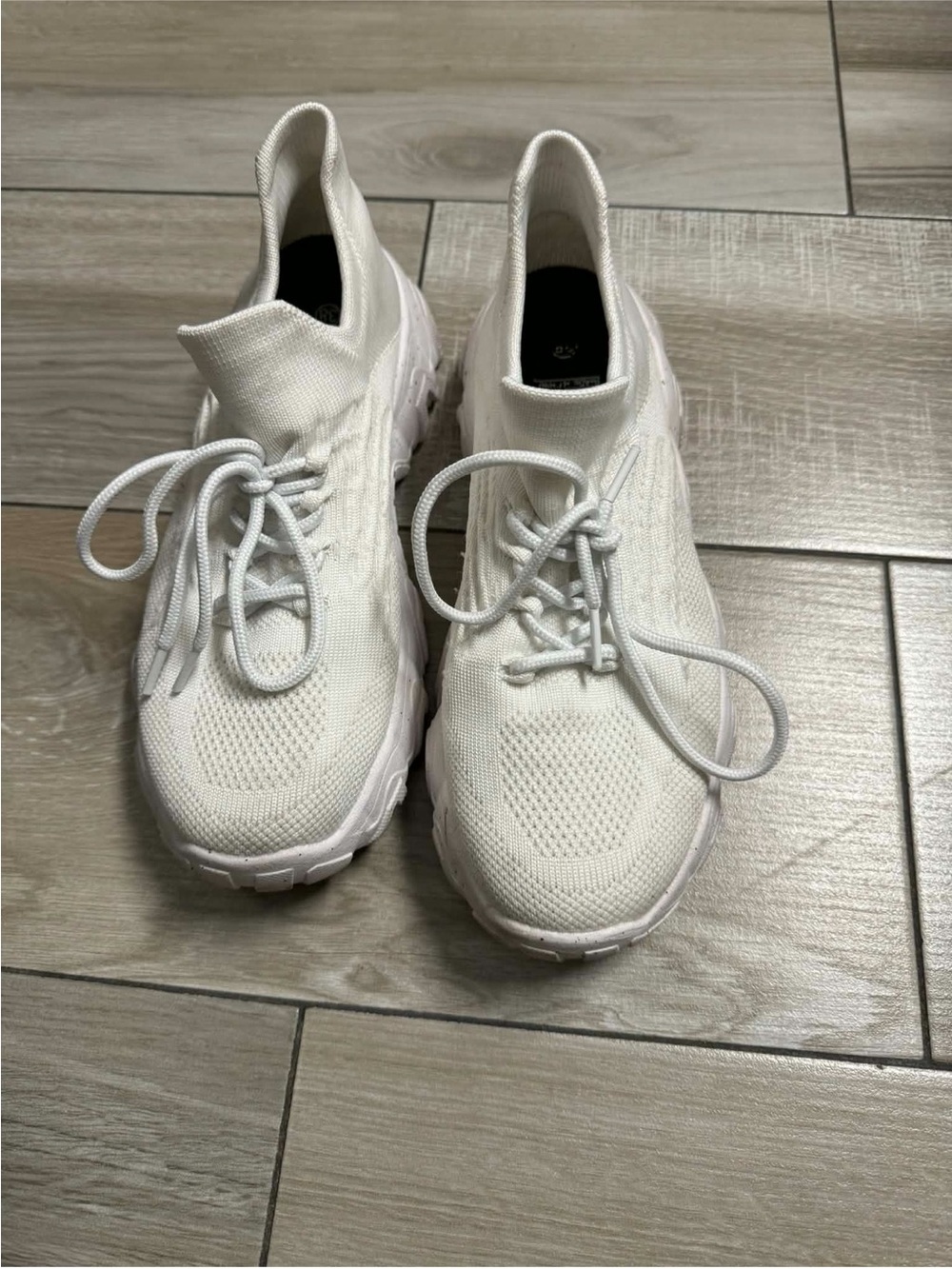 Woman’s White athlete shoes.   Size 7